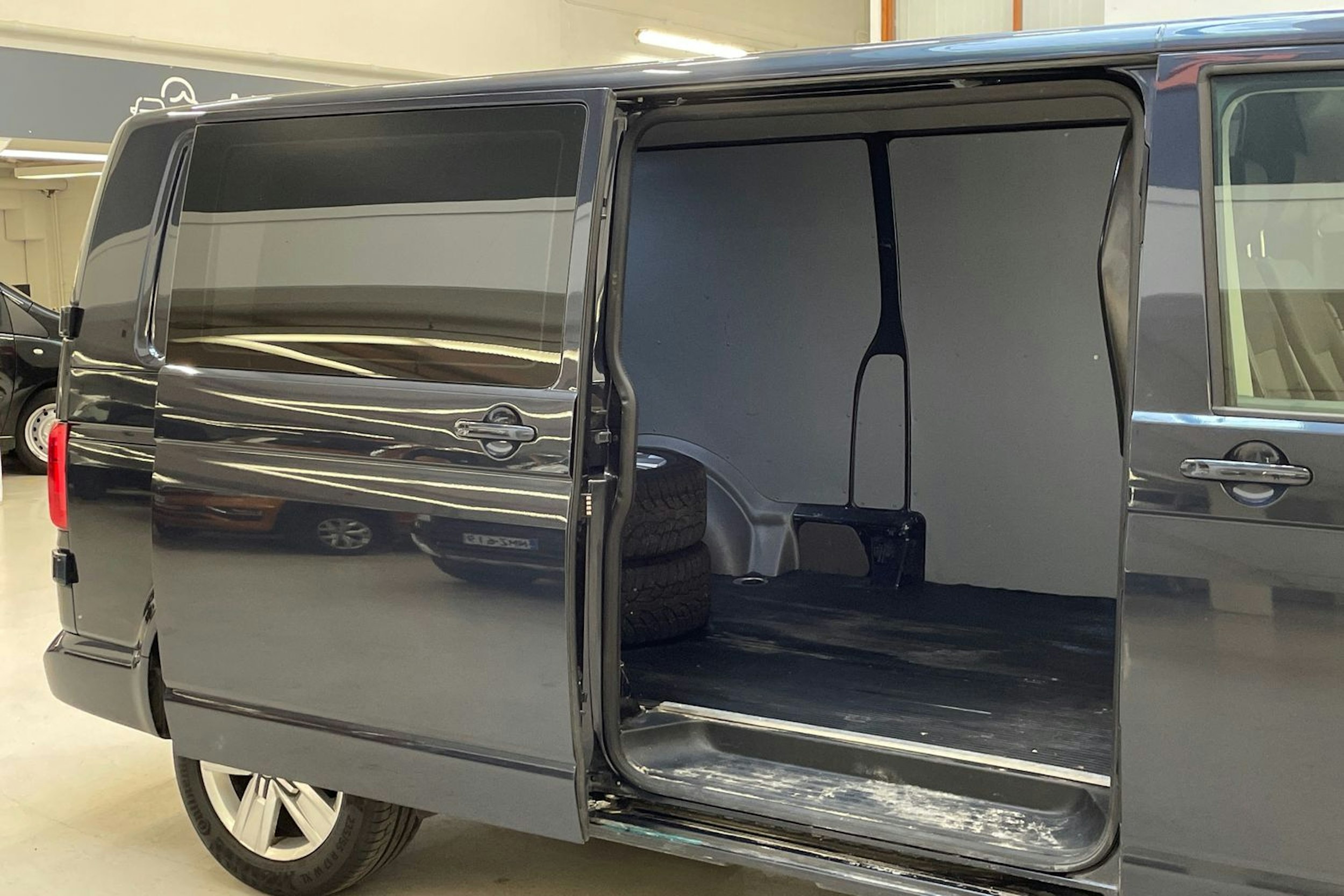 met. sininen Volkswagen Transporter 2023 kuva 12.