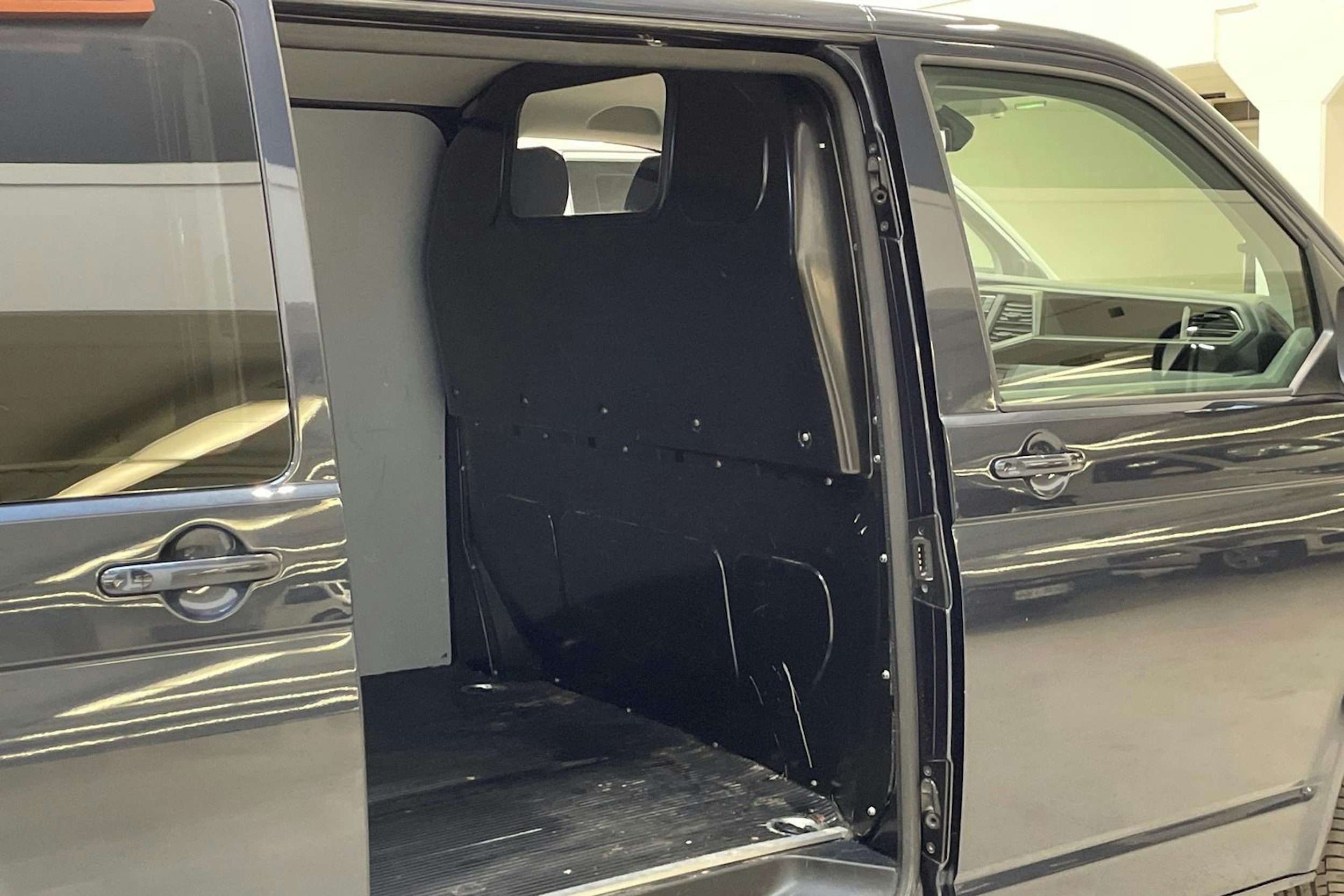 met. sininen Volkswagen Transporter 2023 kuva 13.