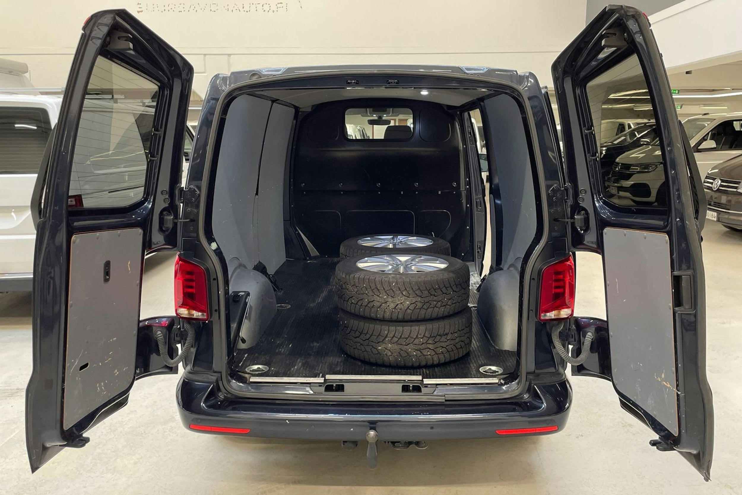 met. sininen Volkswagen Transporter 2023 kuva 14.