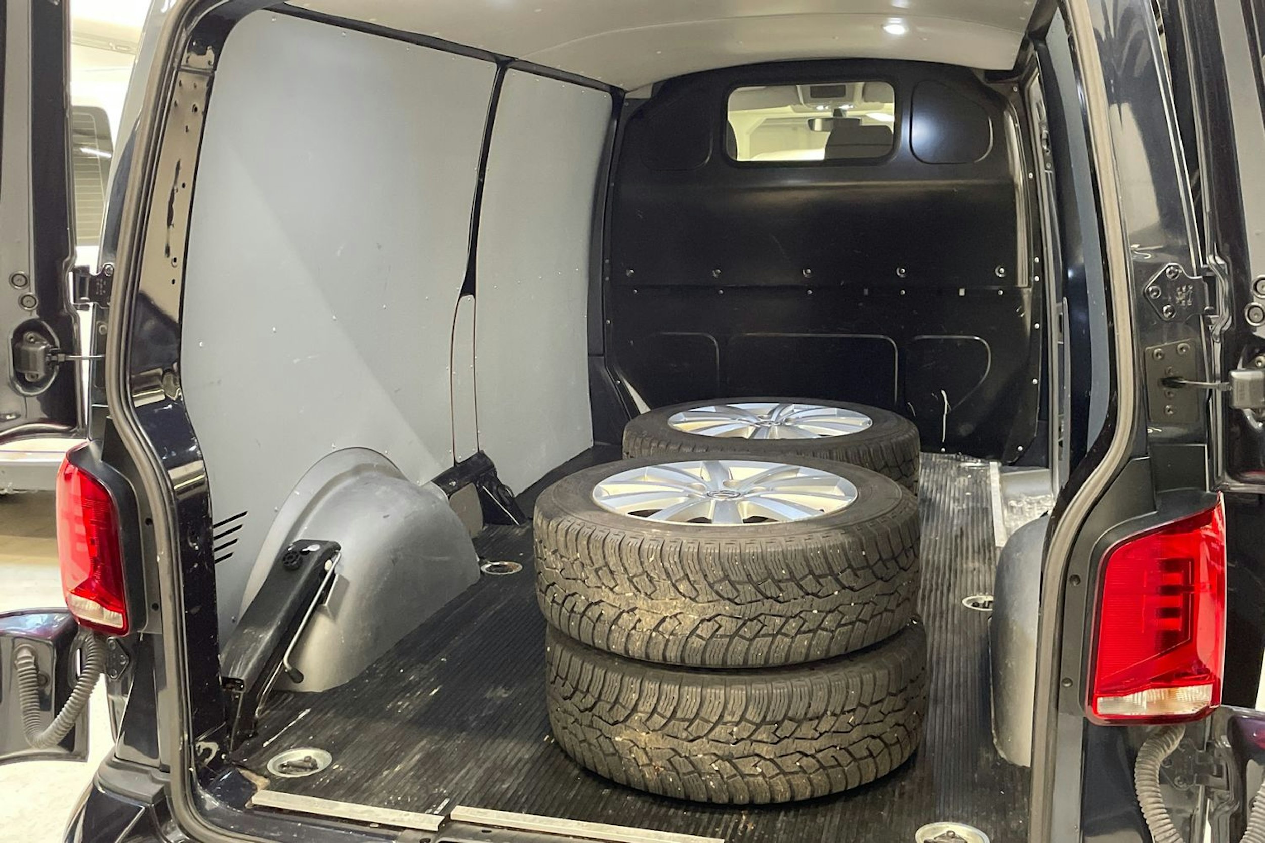 met. sininen Volkswagen Transporter 2023 kuva 15.