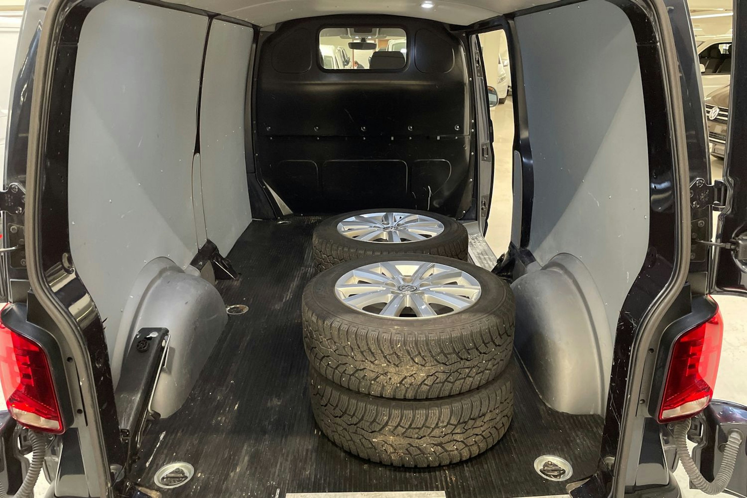 met. sininen Volkswagen Transporter 2023 kuva 16.