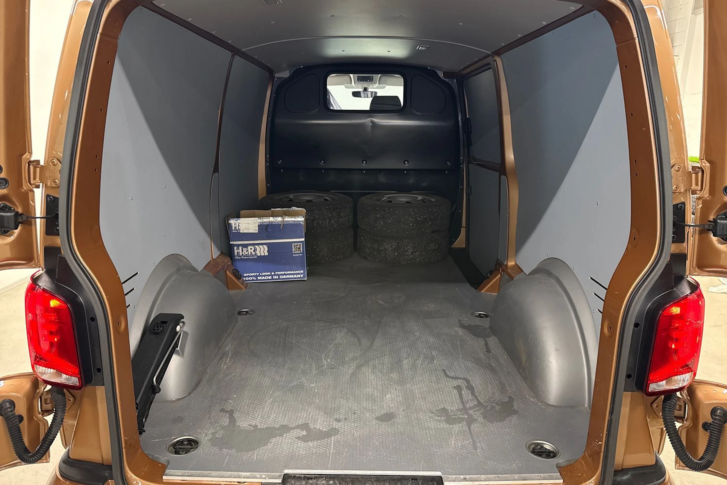 Oranssi Volkswagen TRANSPORTER 2023 kuva 15.