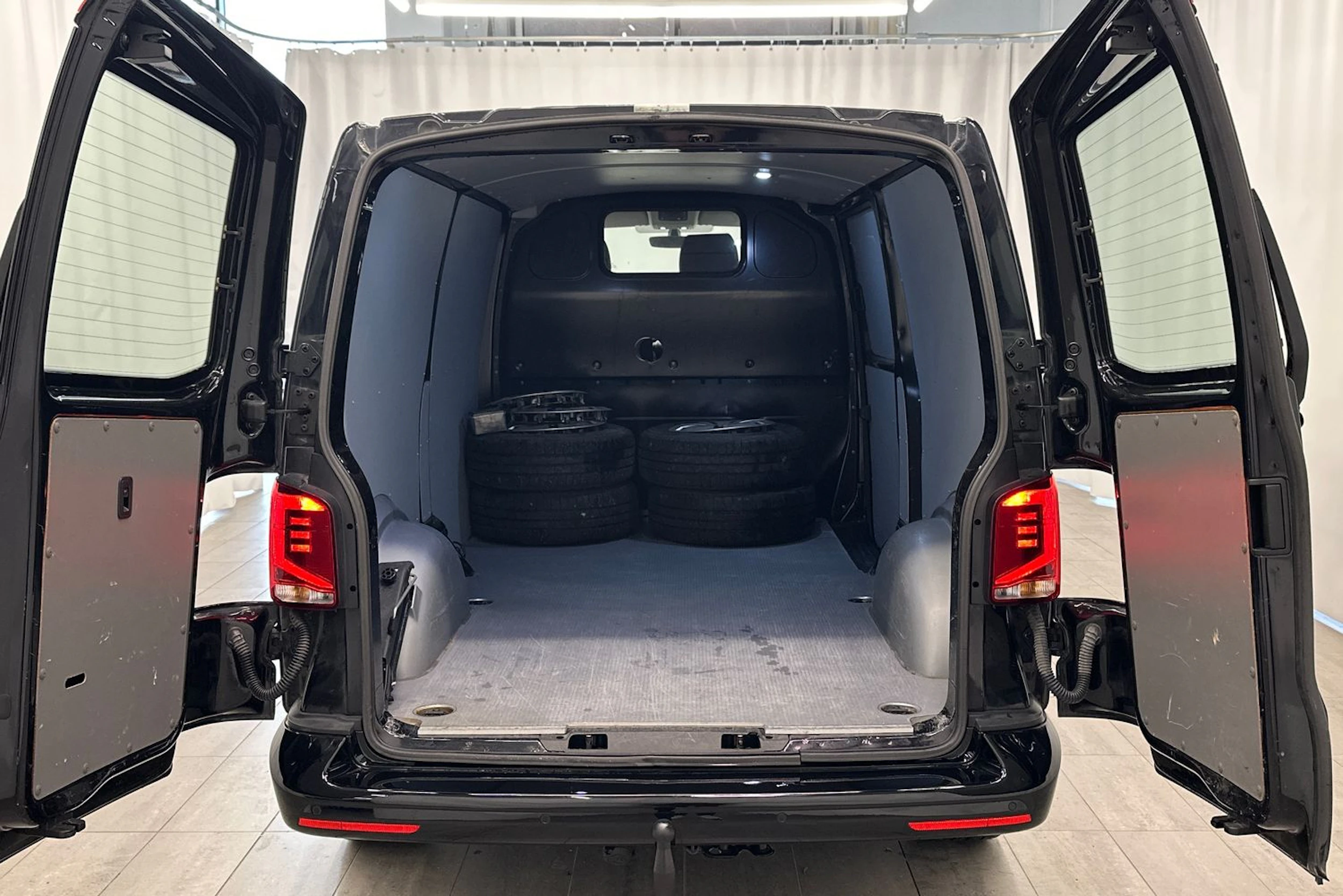 musta Volkswagen Transporter 2023 kuva 10.