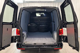 musta Volkswagen Transporter 2023 kuva 10.