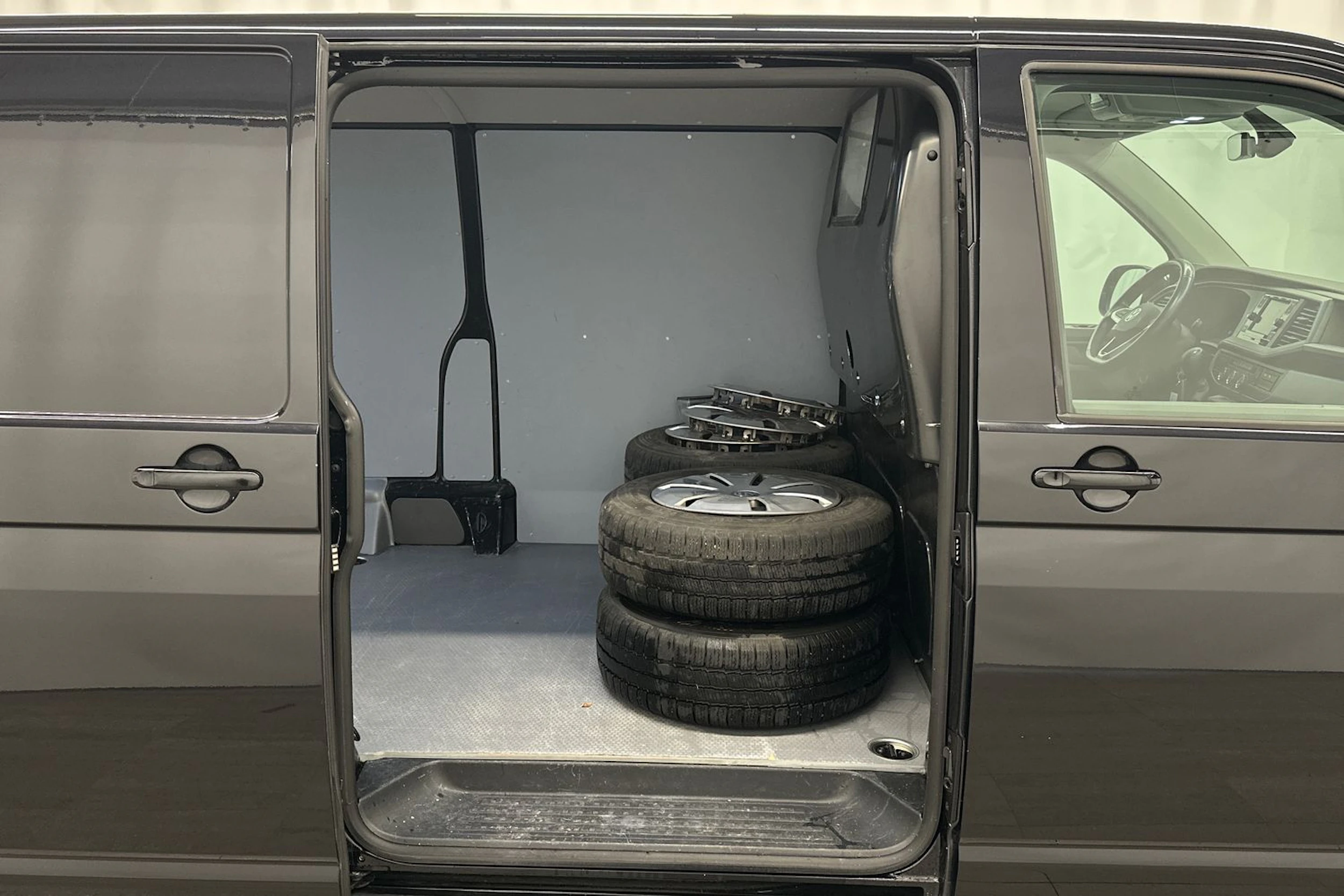 musta Volkswagen Transporter 2023 kuva 11.