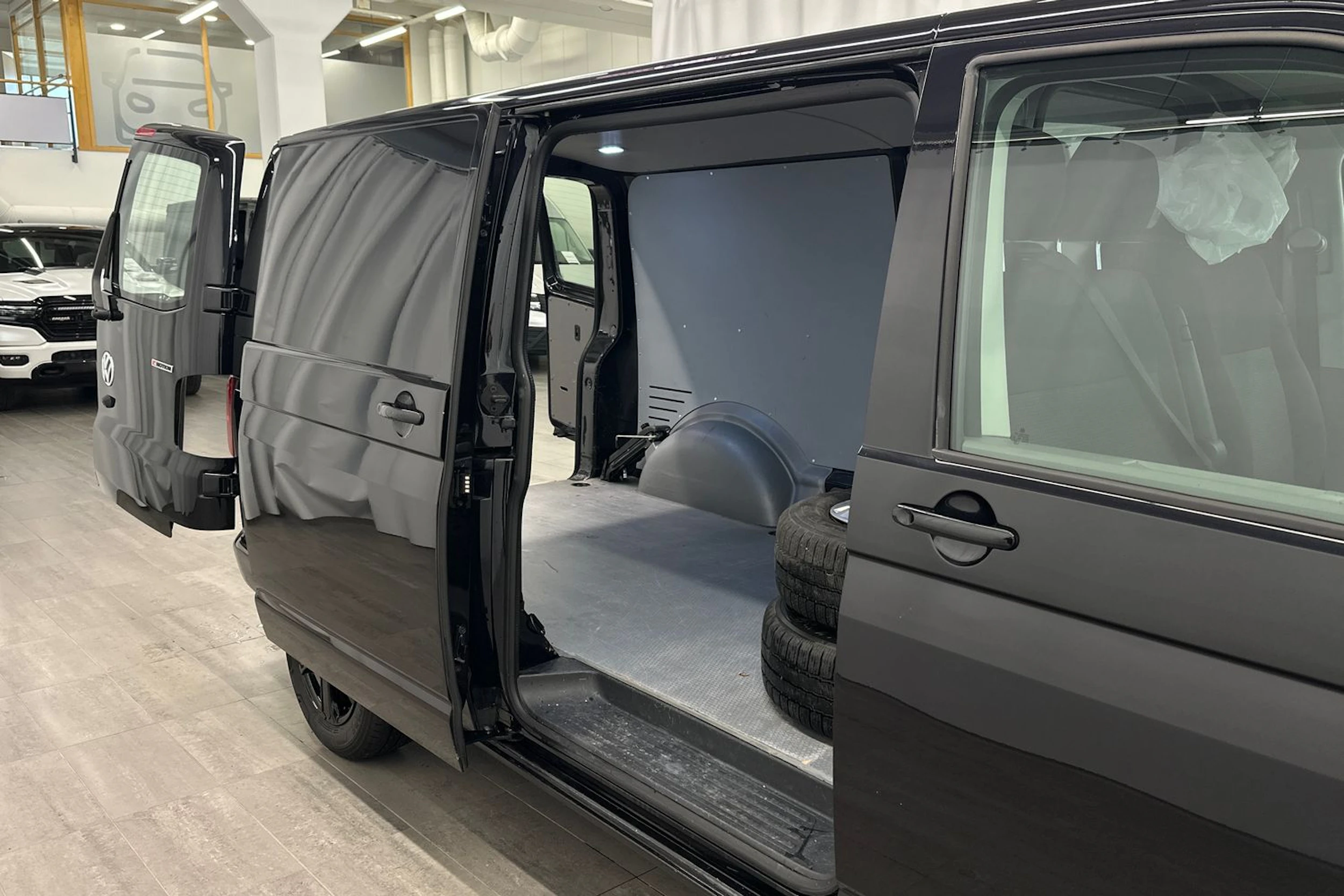 musta Volkswagen Transporter 2023 kuva 12.