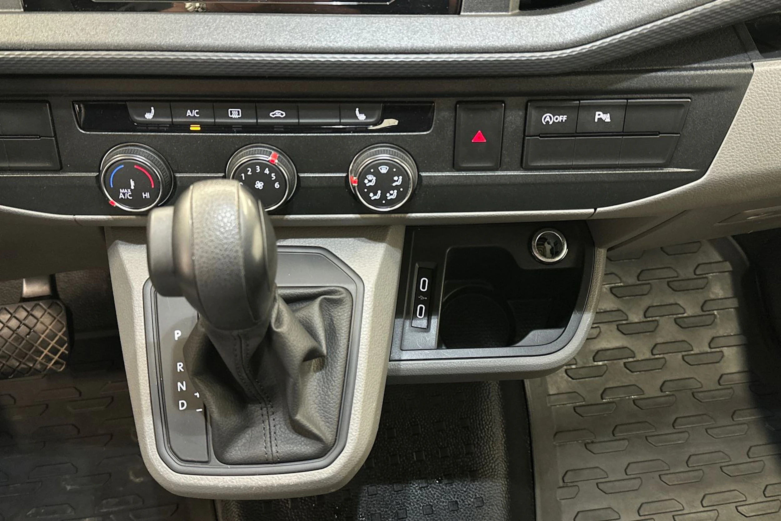 musta Volkswagen Transporter 2023 kuva 13.