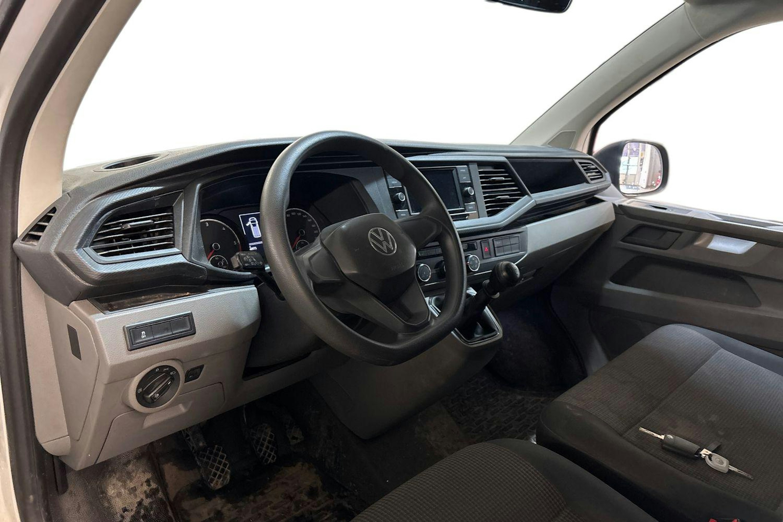 valkoinen Volkswagen Transporter 2023 kuva 3.