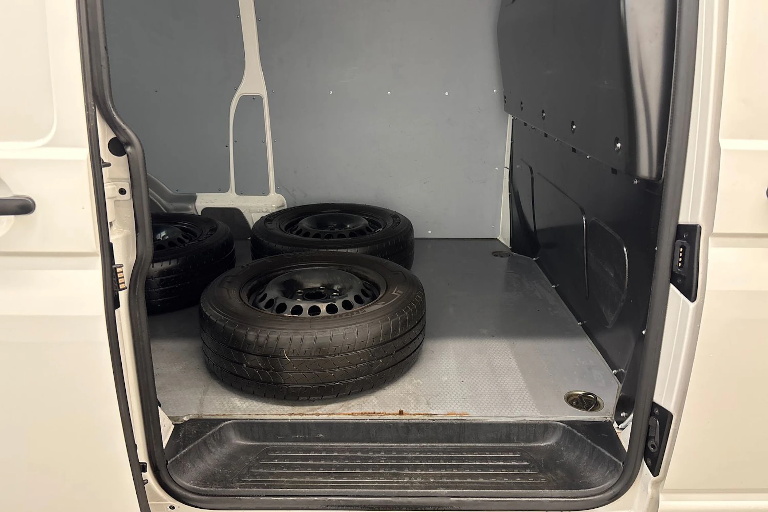 valkoinen Volkswagen Transporter 2023 kuva 15.