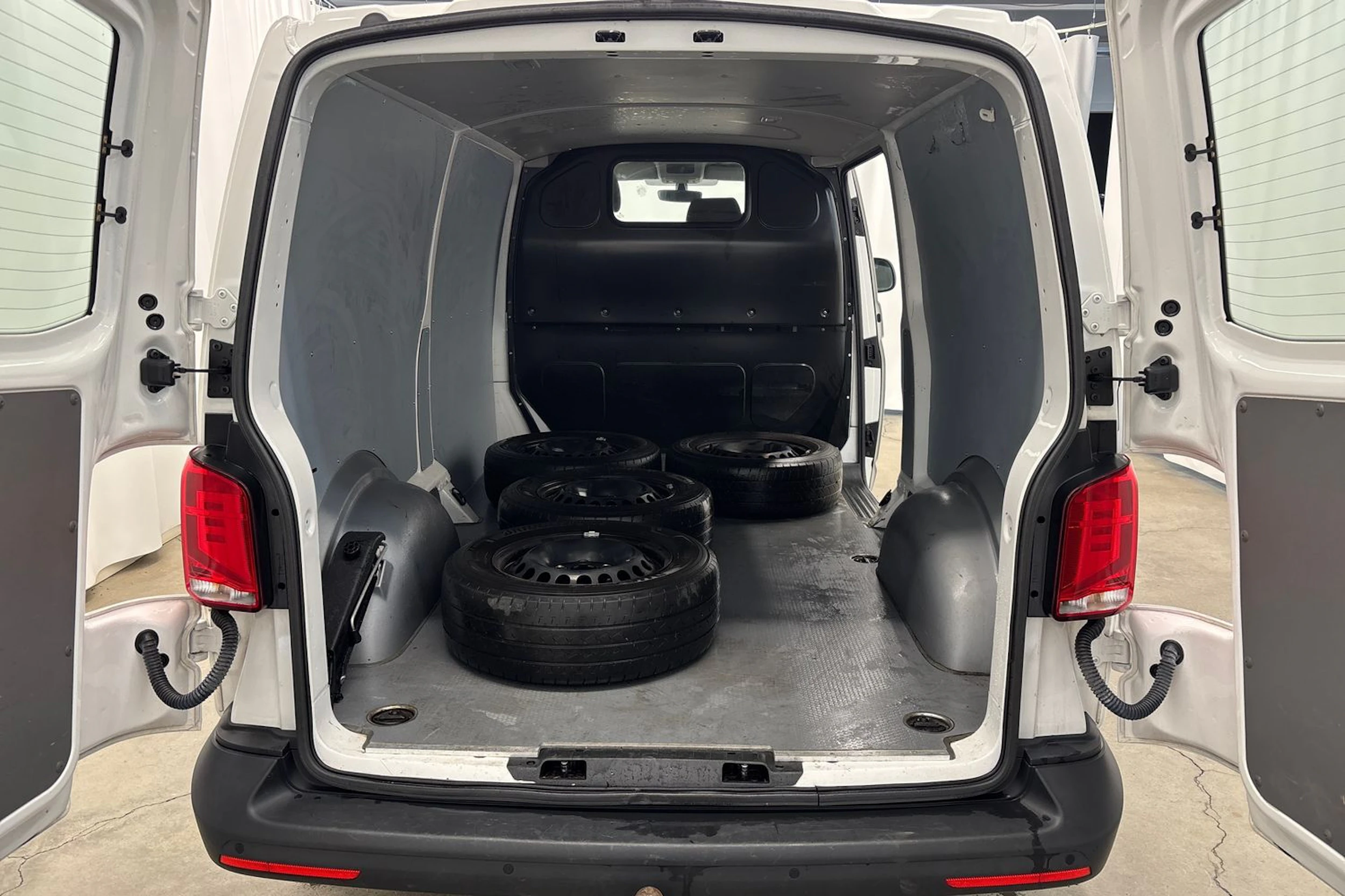 valkoinen Volkswagen Transporter 2023 kuva 16.