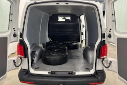 valkoinen Volkswagen Transporter 2023 kuva 16.