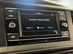 valkoinen Volkswagen Transporter 2023 kuva 20.