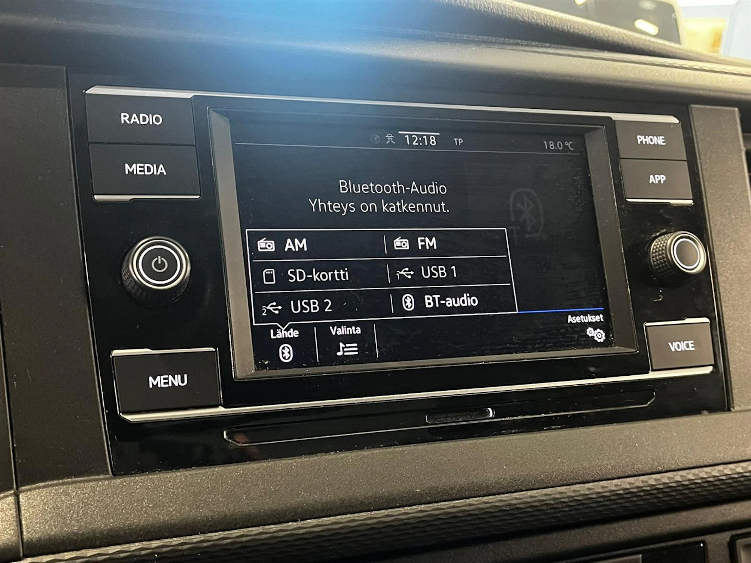 valkoinen Volkswagen Transporter 2023 kuva 22.