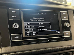 valkoinen Volkswagen Transporter 2023 kuva 22.