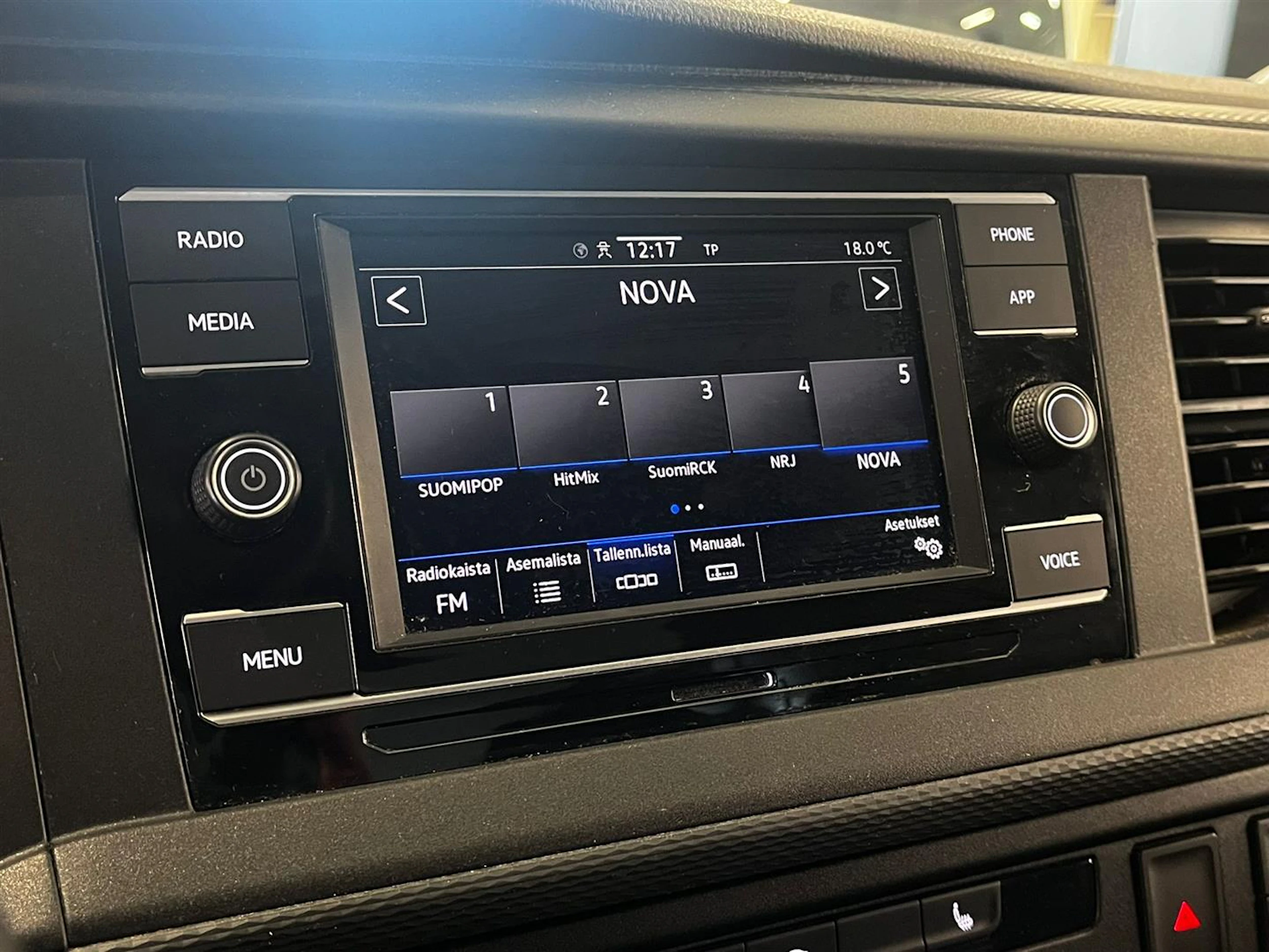 valkoinen Volkswagen Transporter 2023 kuva 23.