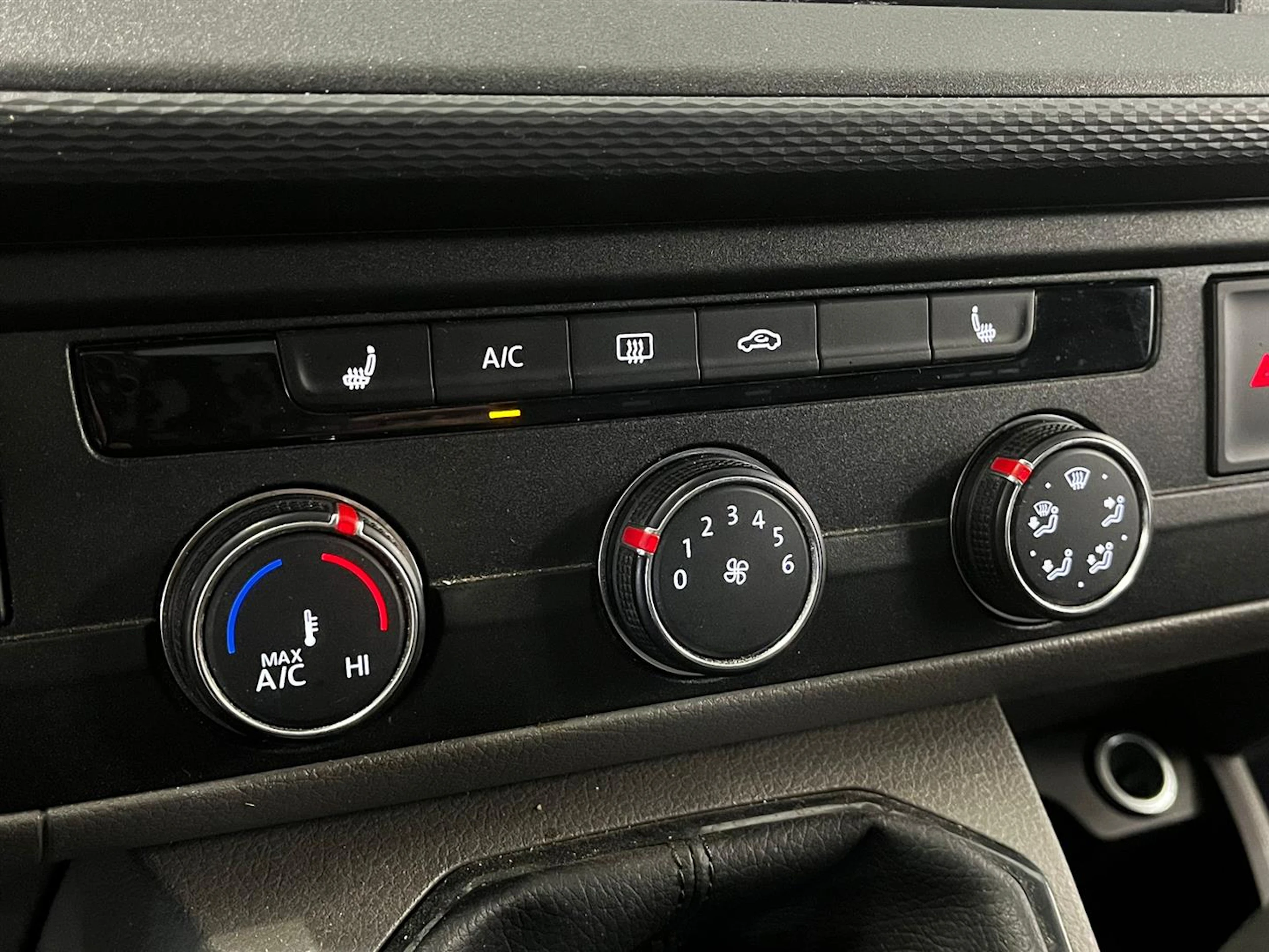 valkoinen Volkswagen Transporter 2023 kuva 24.