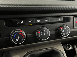 valkoinen Volkswagen Transporter 2023 kuva 24.