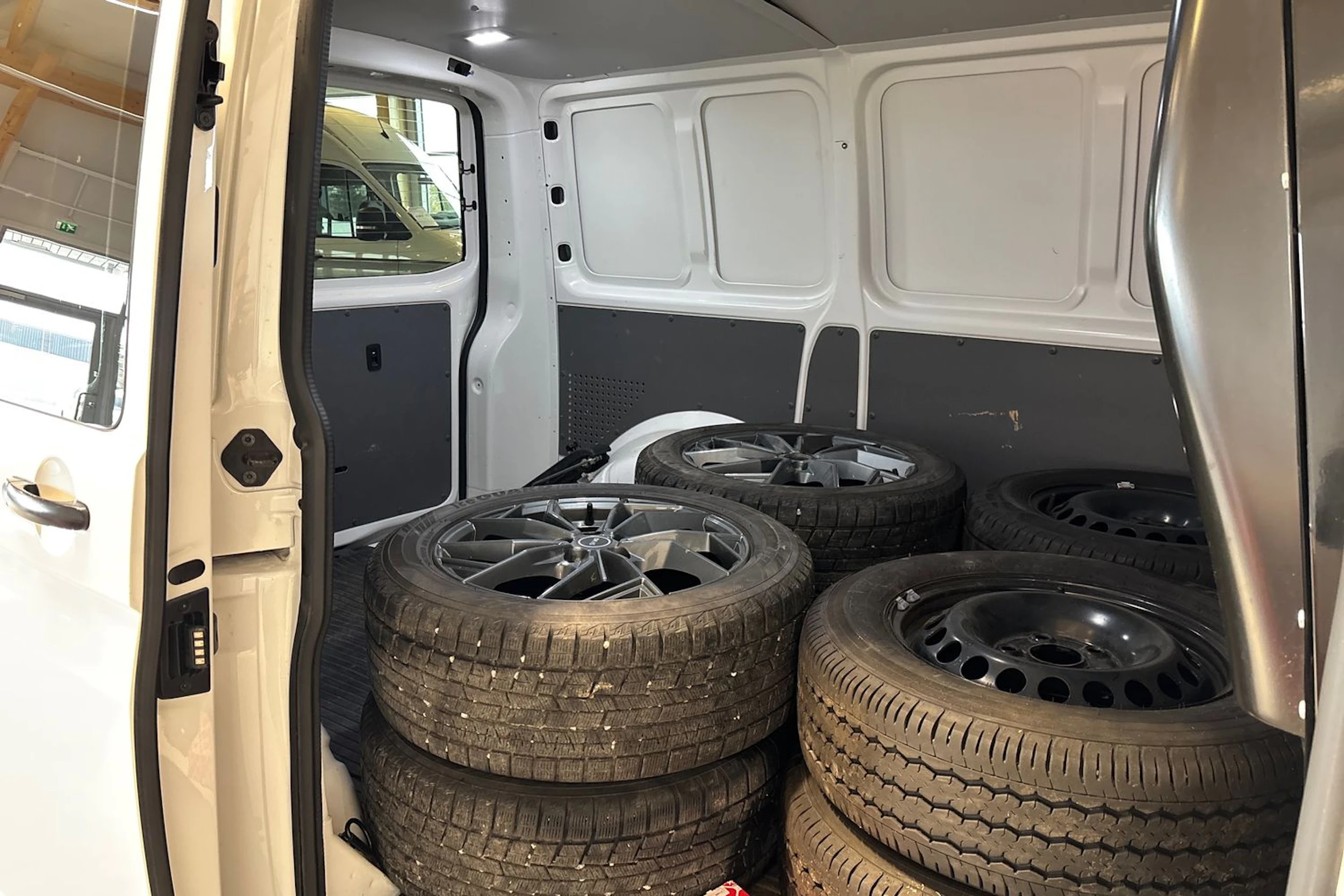 Valkoinen Volkswagen TRANSPORTER 2024 kuva 18.