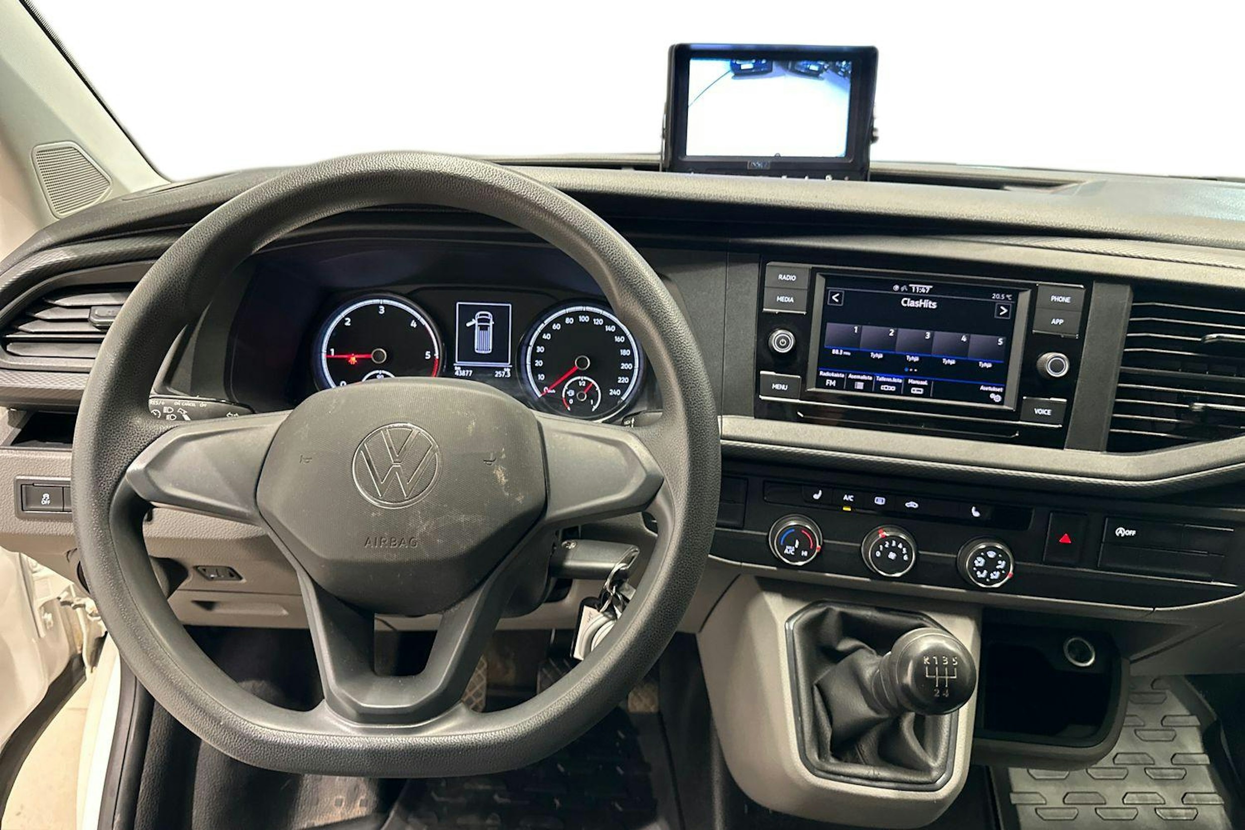 valkoinen Volkswagen Transporter 2023 kuva 9.