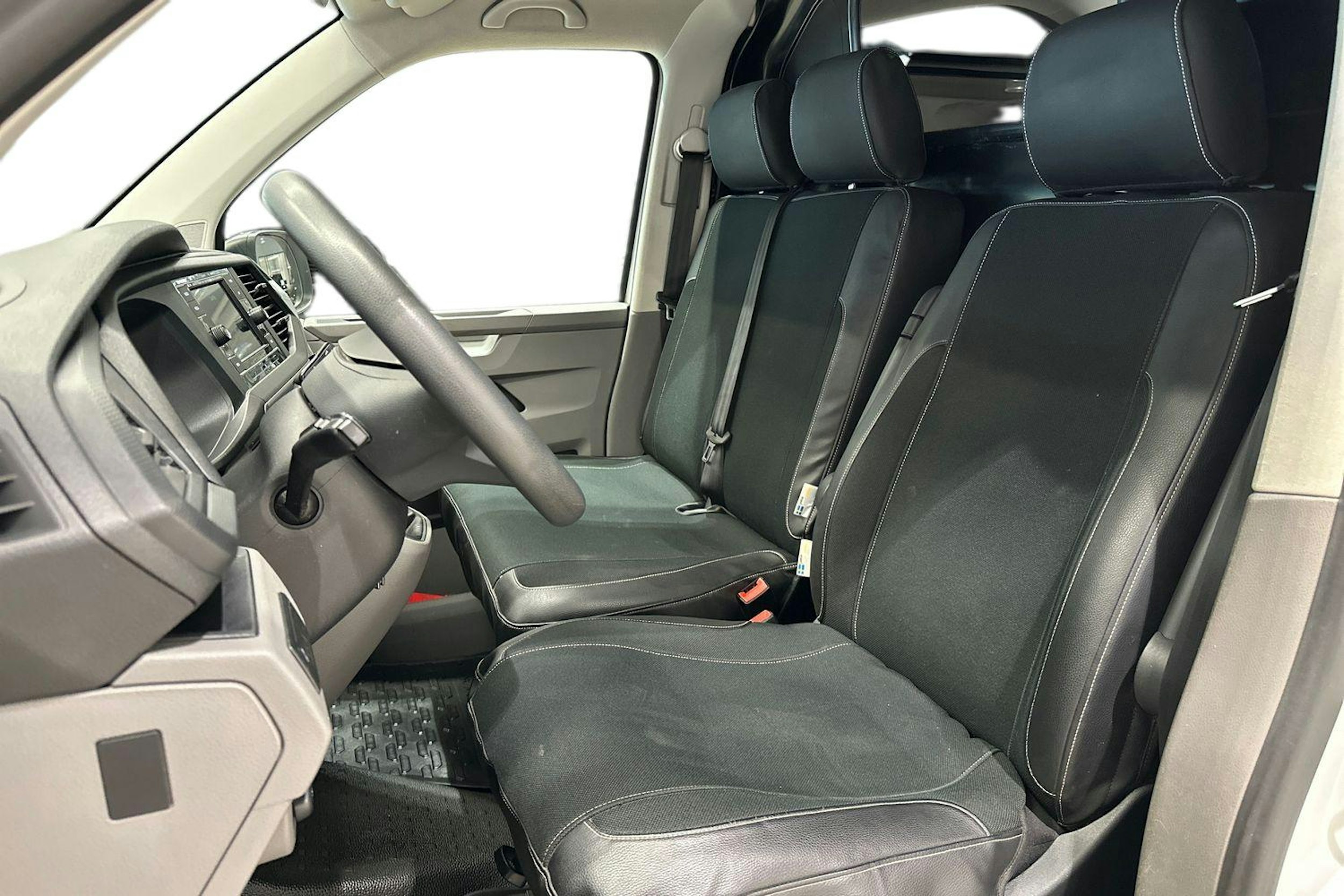 valkoinen Volkswagen Transporter 2023 kuva 11.