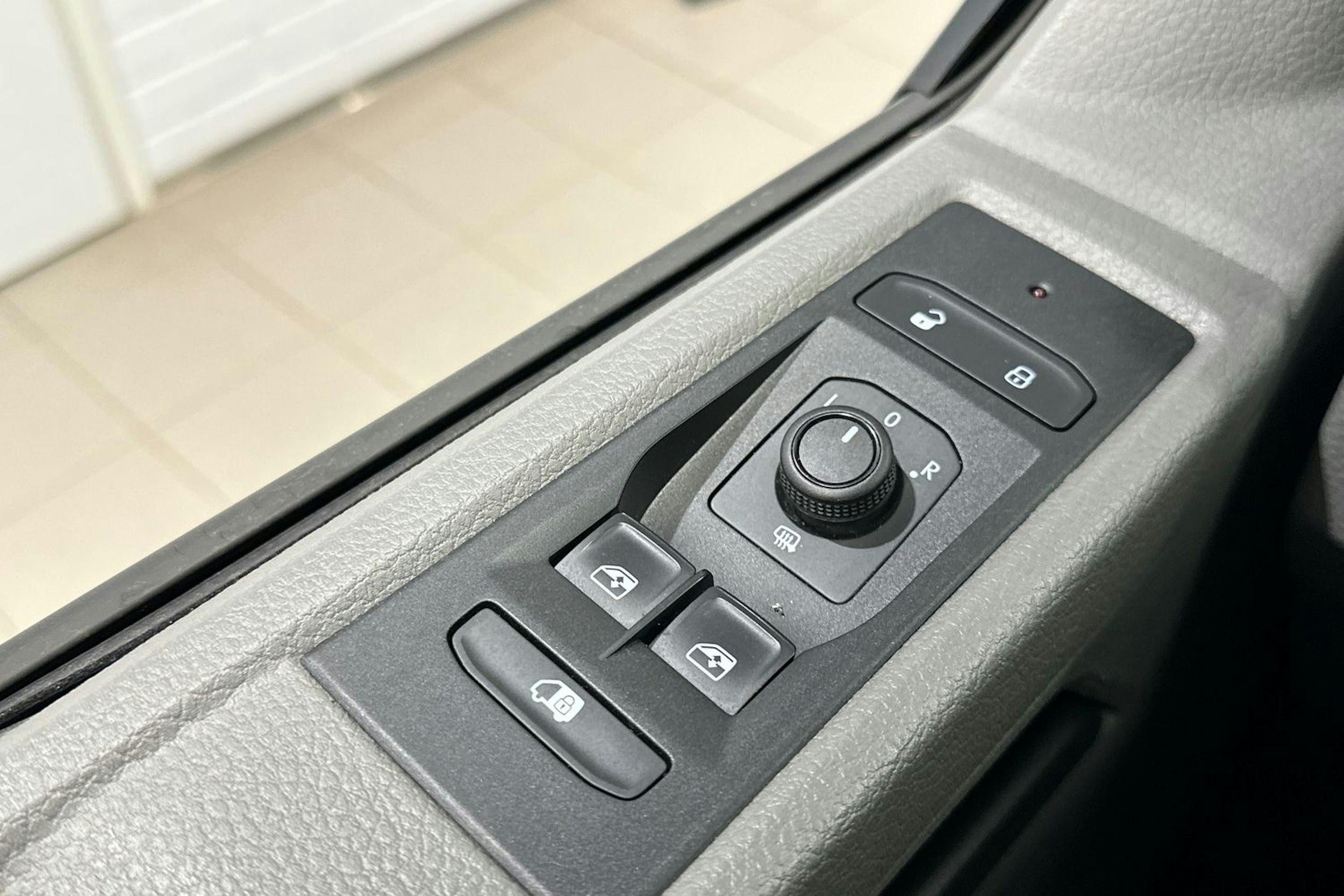 valkoinen Volkswagen Transporter 2023 kuva 15.