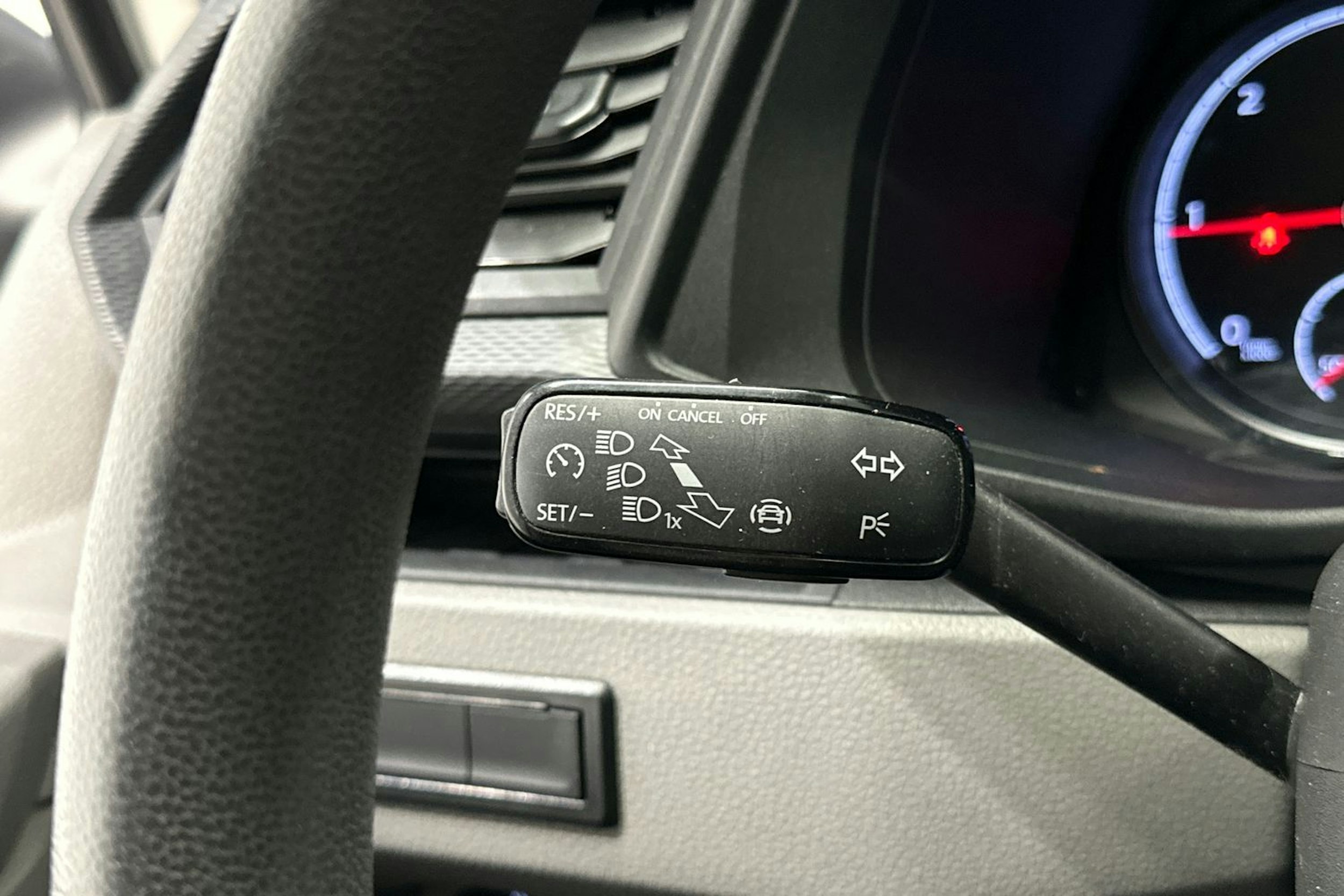 valkoinen Volkswagen Transporter 2023 kuva 17.