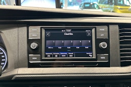 valkoinen Volkswagen Transporter 2023 kuva 18.