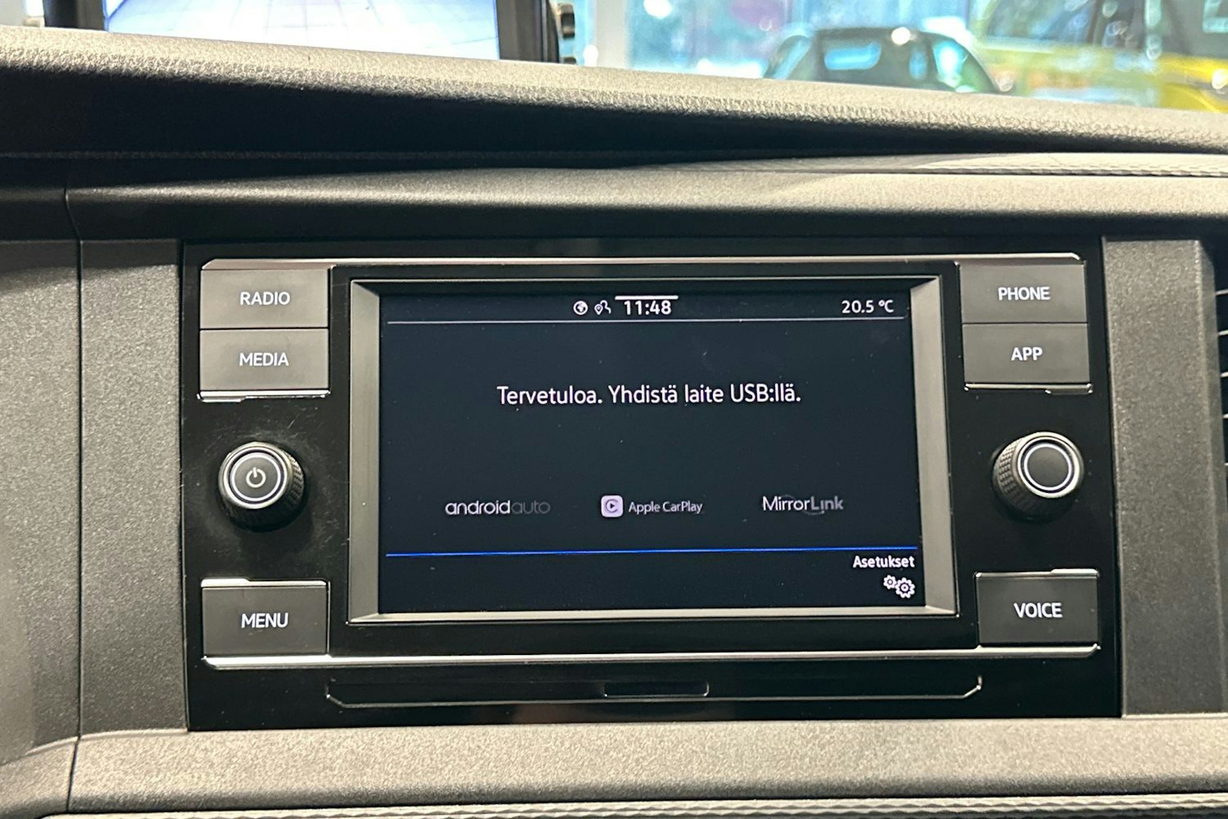 valkoinen Volkswagen Transporter 2023 kuva 19.