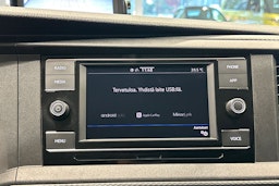 valkoinen Volkswagen Transporter 2023 kuva 19.