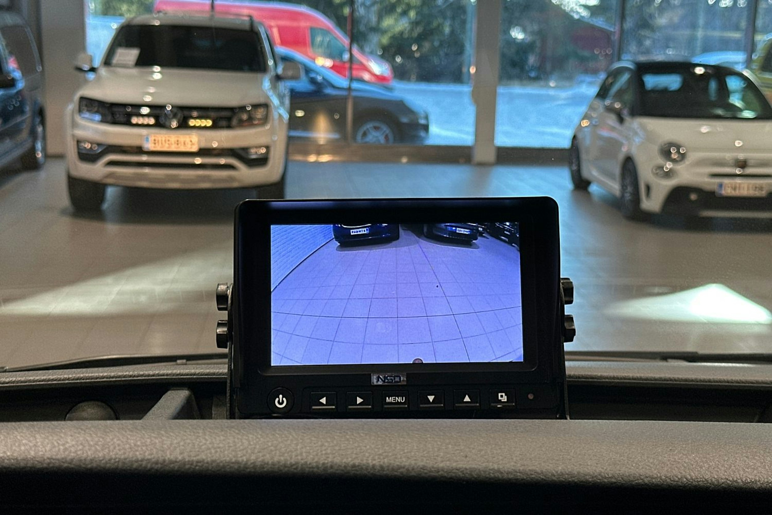 valkoinen Volkswagen Transporter 2023 kuva 20.