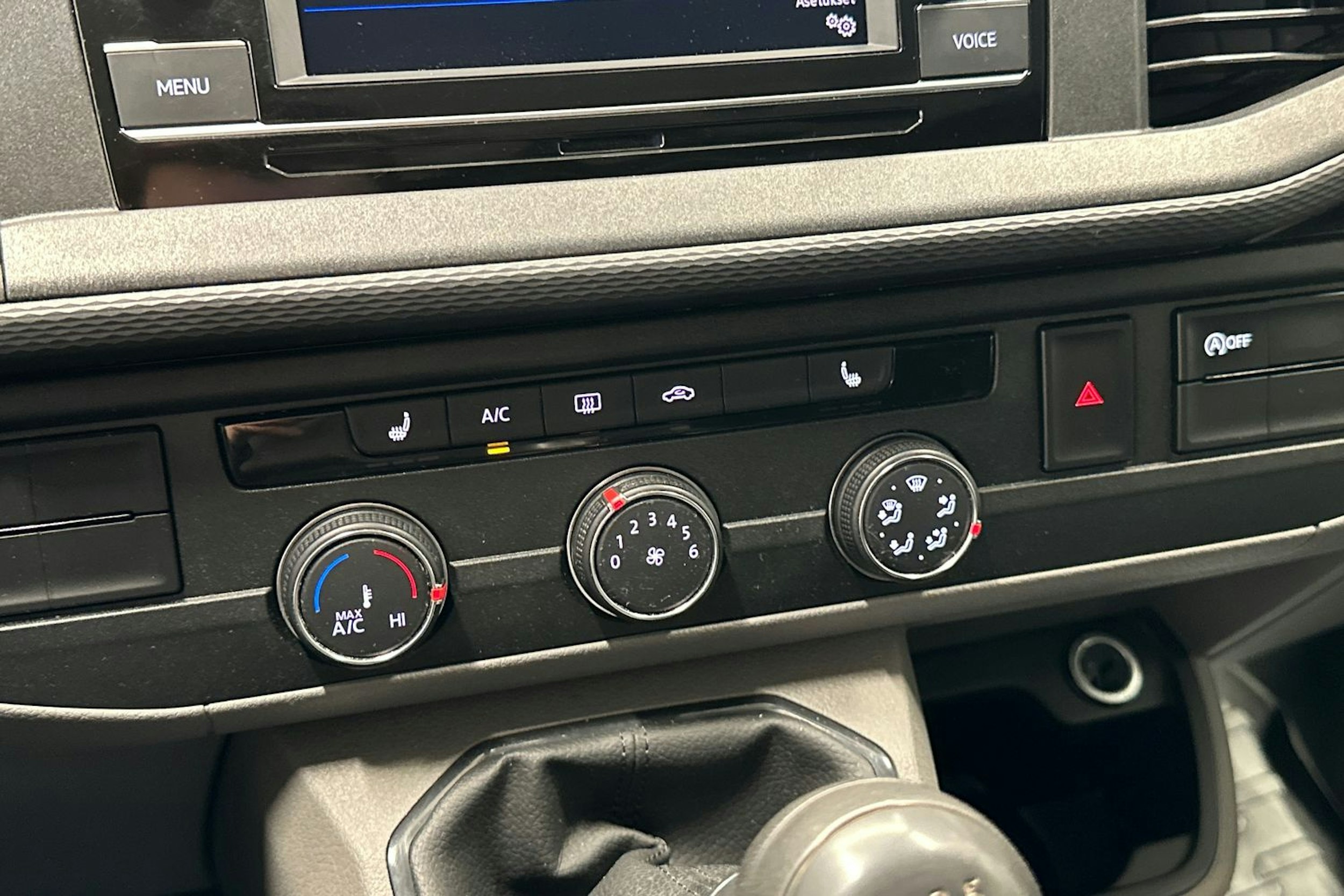 valkoinen Volkswagen Transporter 2023 kuva 22.