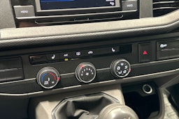 valkoinen Volkswagen Transporter 2023 kuva 22.