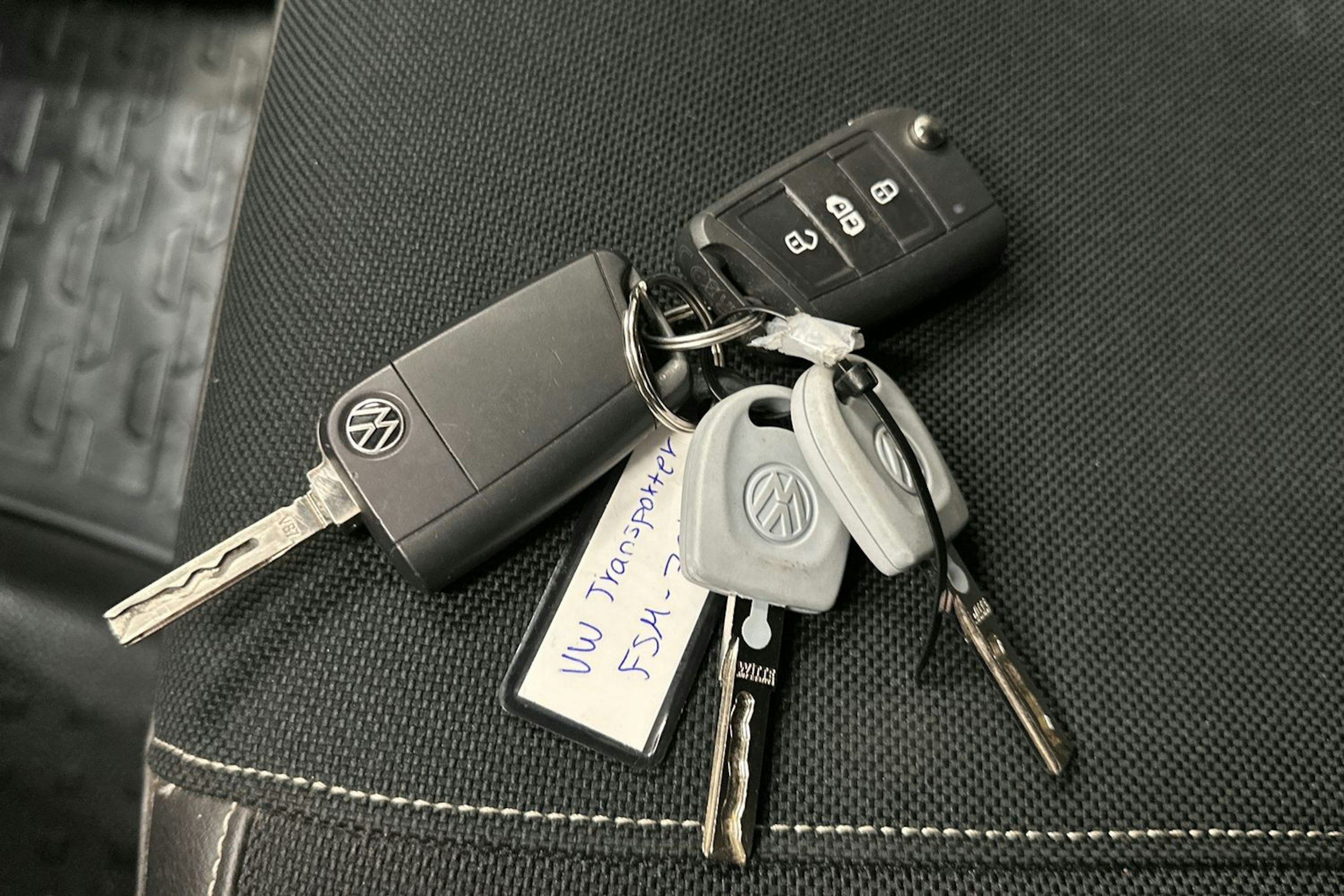 valkoinen Volkswagen Transporter 2023 kuva 23.