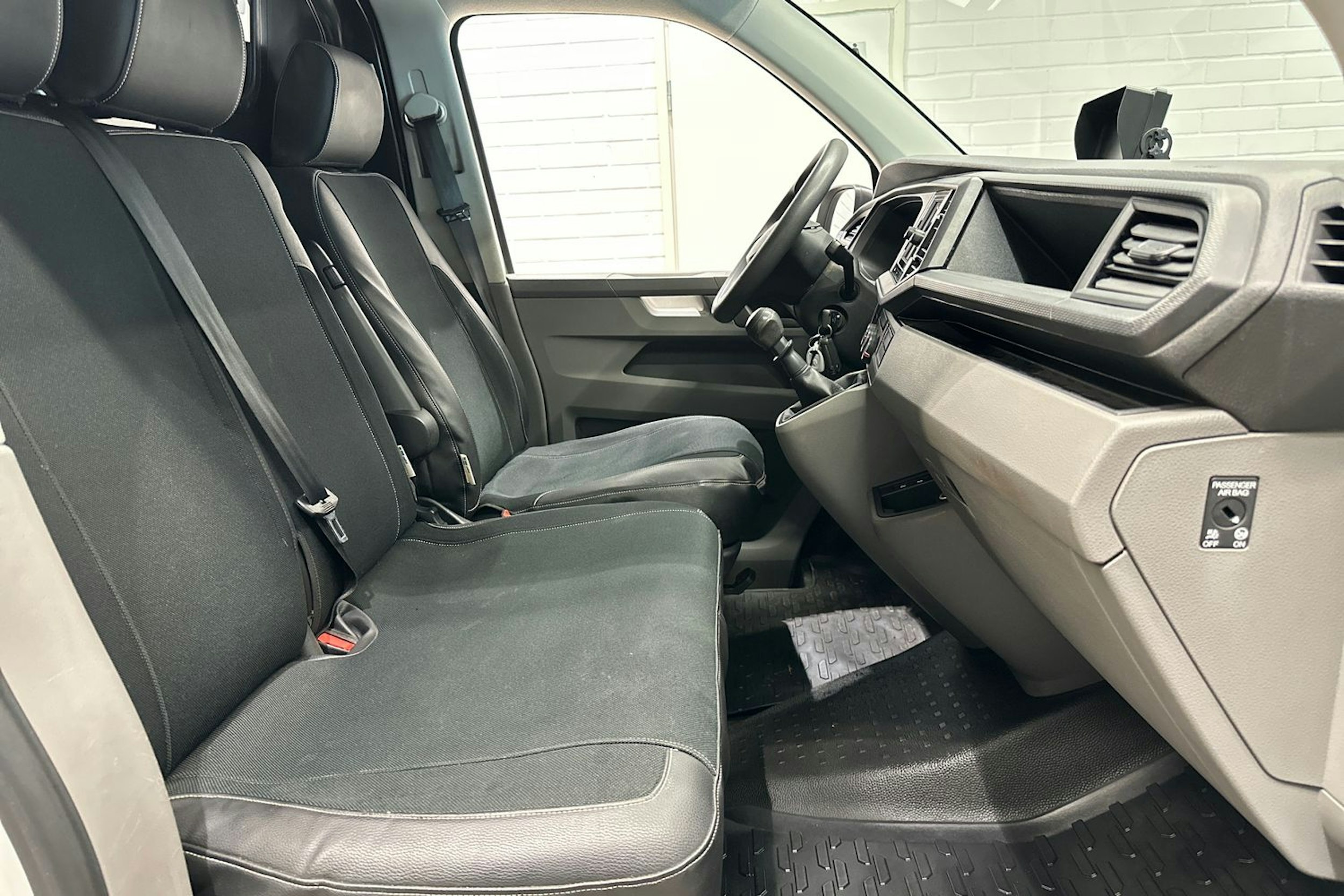 valkoinen Volkswagen Transporter 2023 kuva 24.