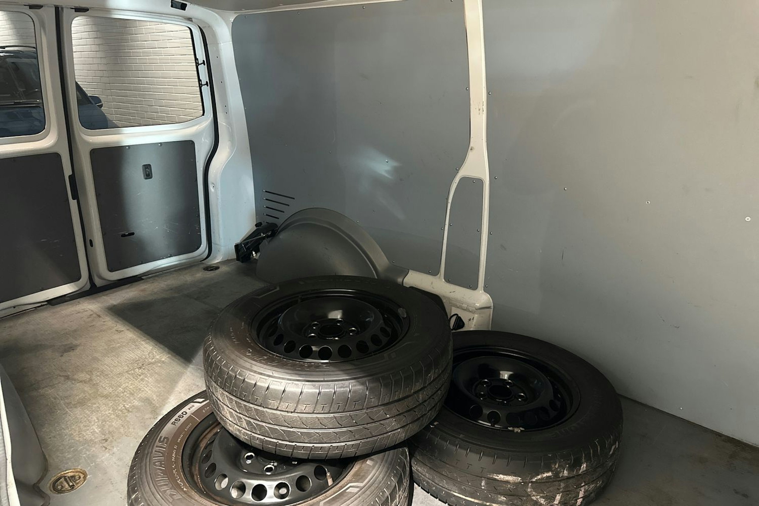 valkoinen Volkswagen Transporter 2023 kuva 26.