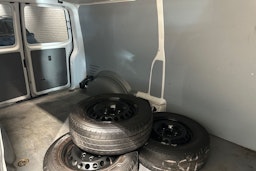 valkoinen Volkswagen Transporter 2023 kuva 26.