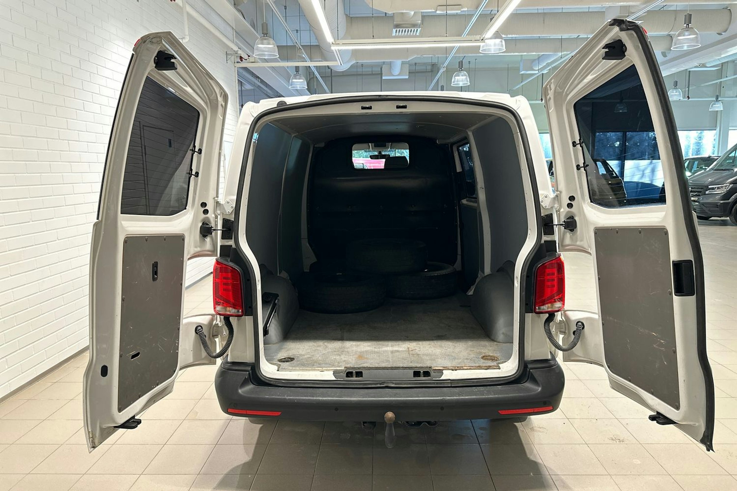 valkoinen Volkswagen Transporter 2023 kuva 28.