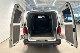 valkoinen Volkswagen Transporter 2023 kuva 28.