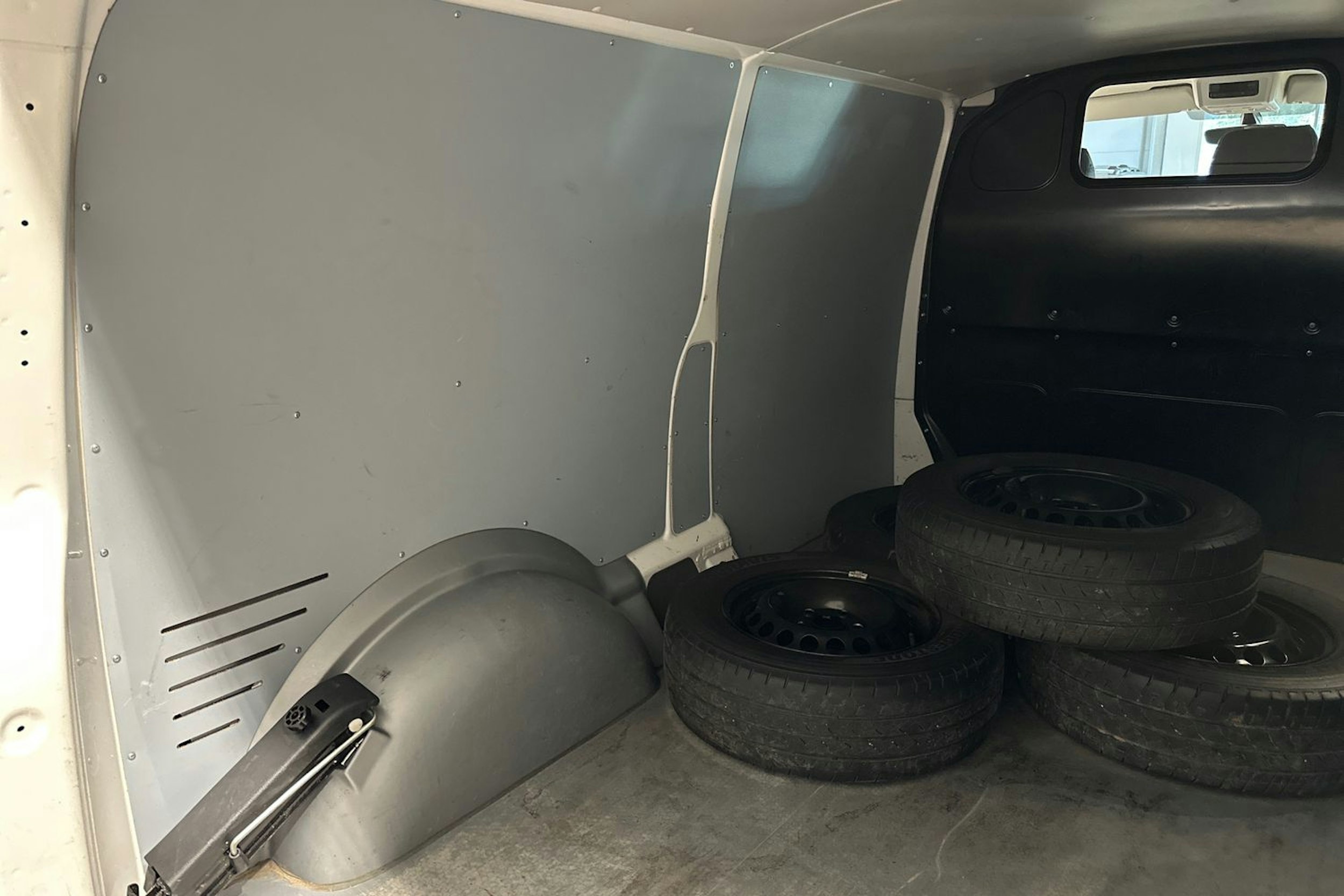 valkoinen Volkswagen Transporter 2023 kuva 29.