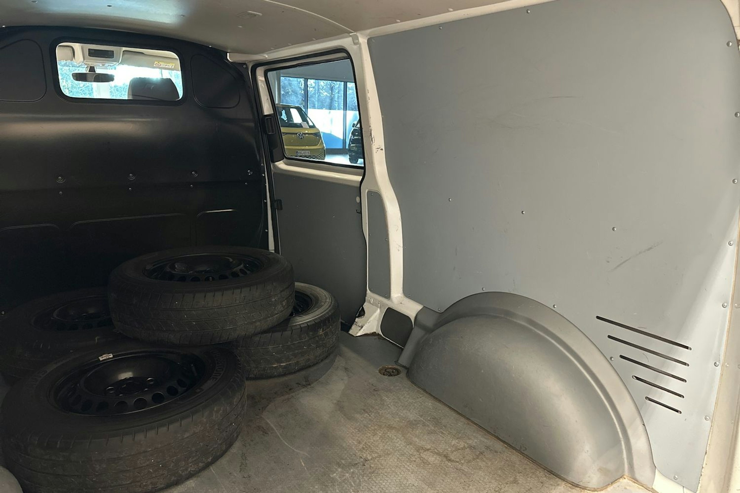 valkoinen Volkswagen Transporter 2023 kuva 30.