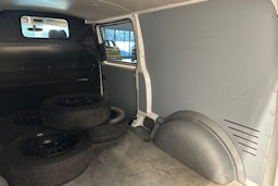 valkoinen Volkswagen Transporter 2023 kuva 30.