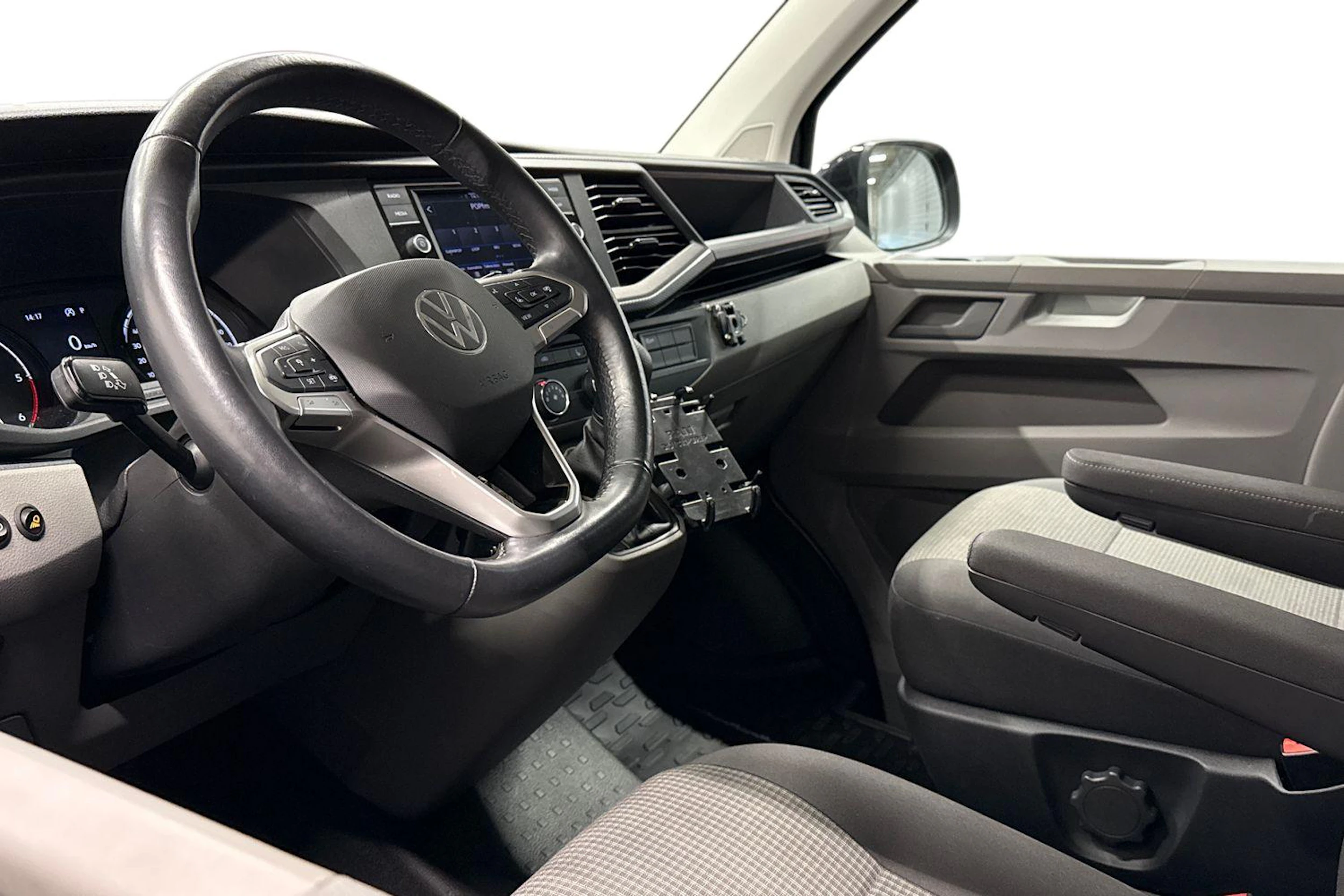 musta Volkswagen Transporter 2023 kuva 8.
