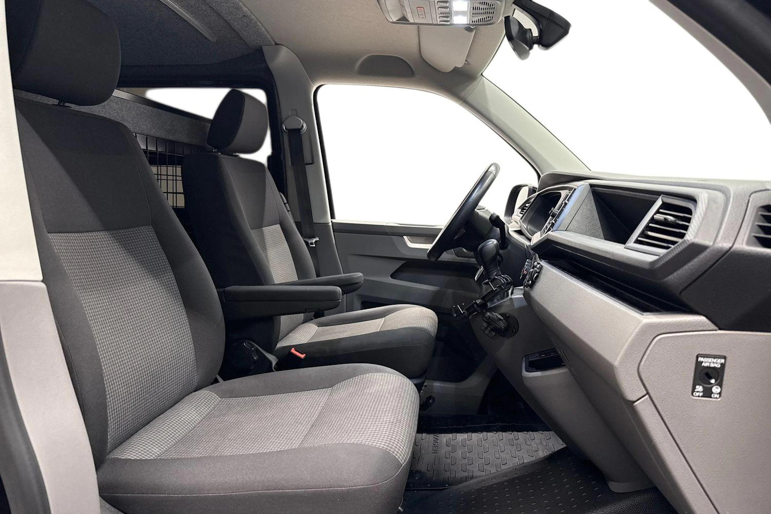 musta Volkswagen Transporter 2023 kuva 11.