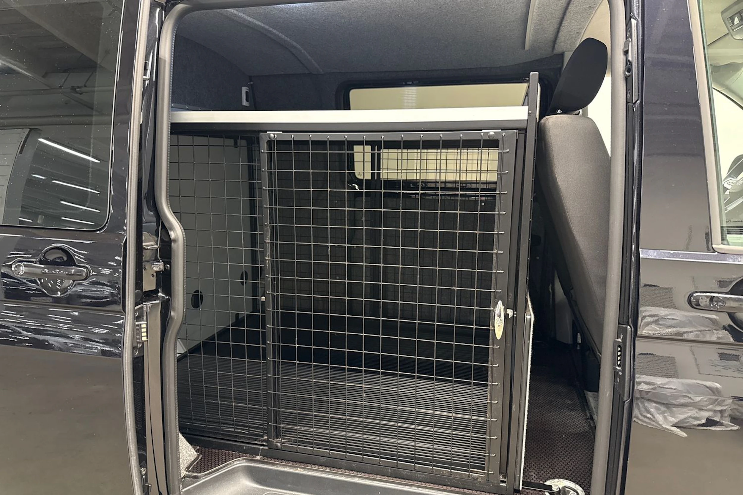 musta Volkswagen Transporter 2023 kuva 13.