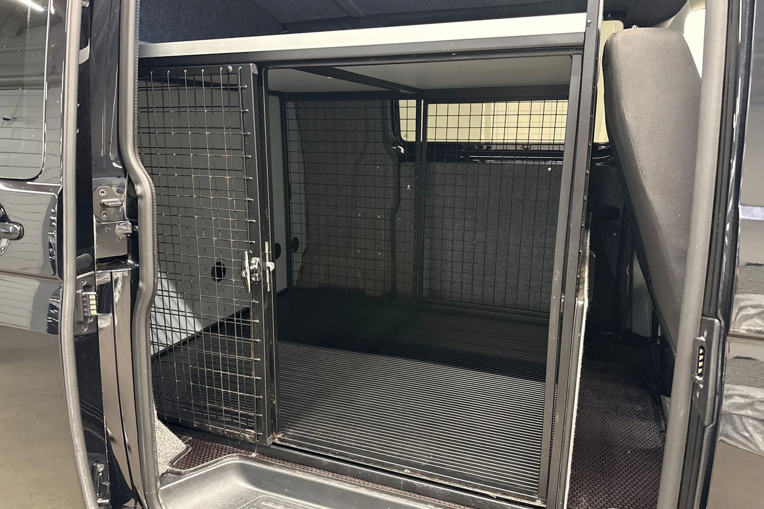 musta Volkswagen Transporter 2023 kuva 15.
