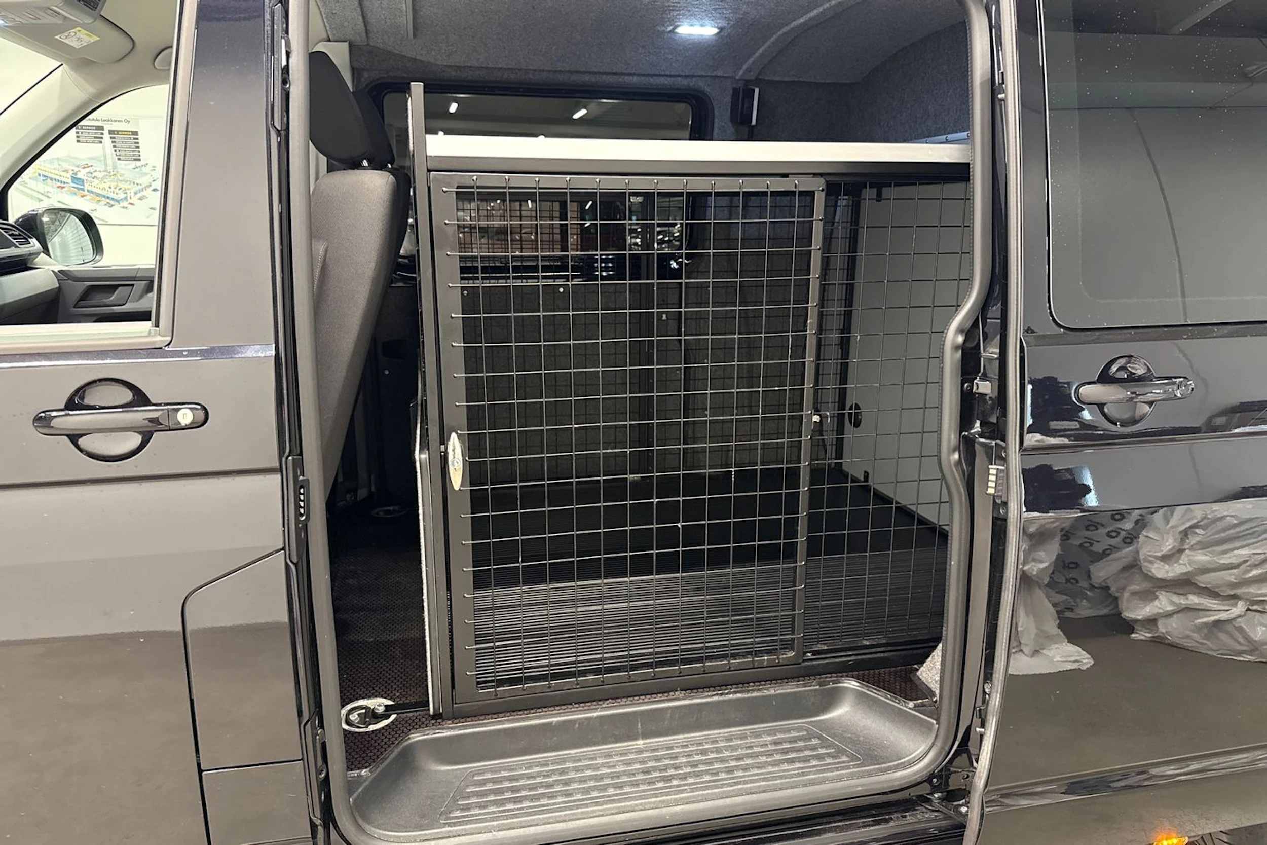 musta Volkswagen Transporter 2023 kuva 16.