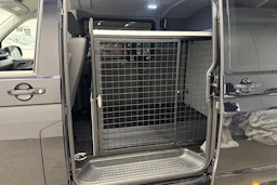 musta Volkswagen Transporter 2023 kuva 16.