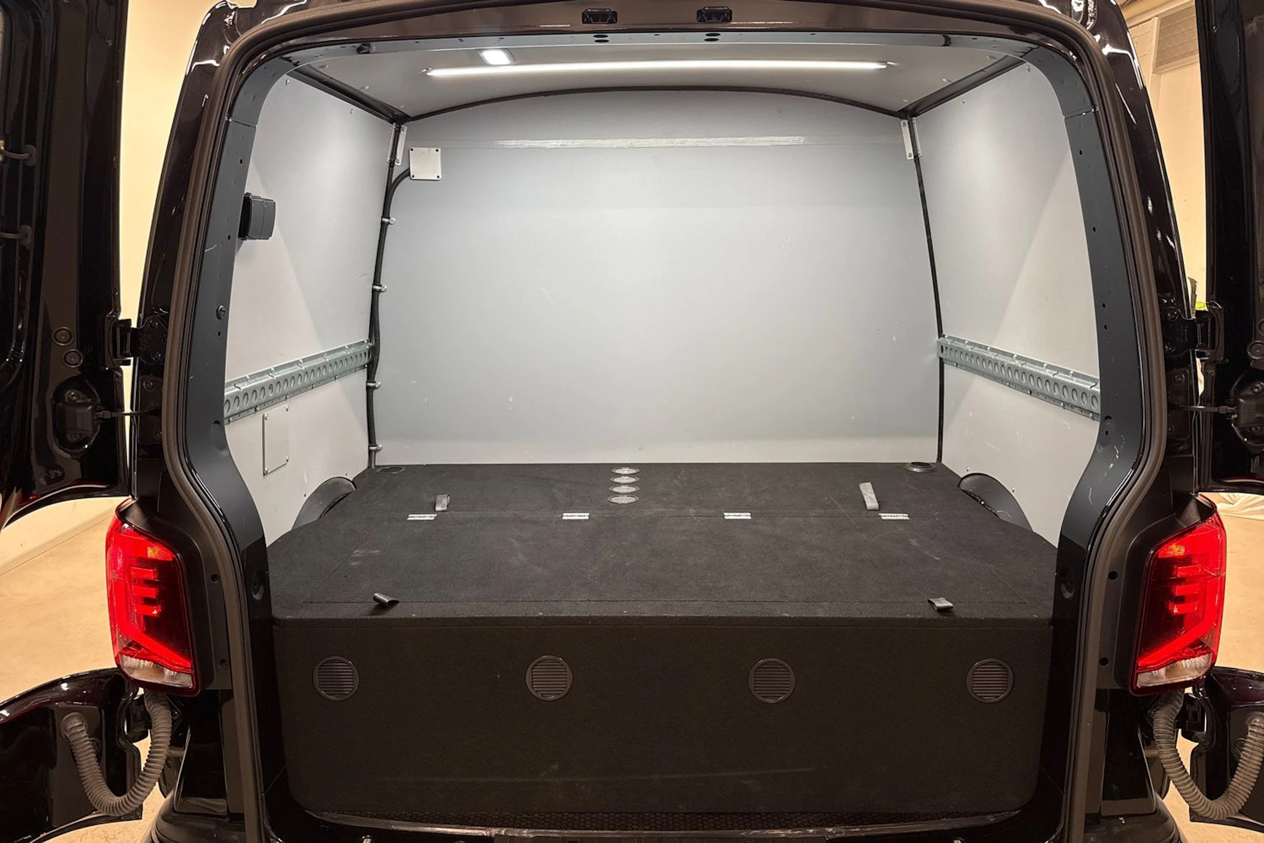 musta Volkswagen Transporter 2023 kuva 20.