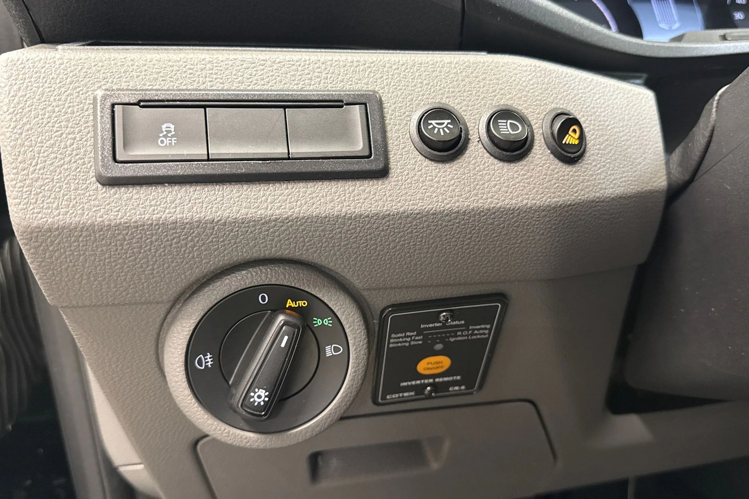 musta Volkswagen Transporter 2023 kuva 28.