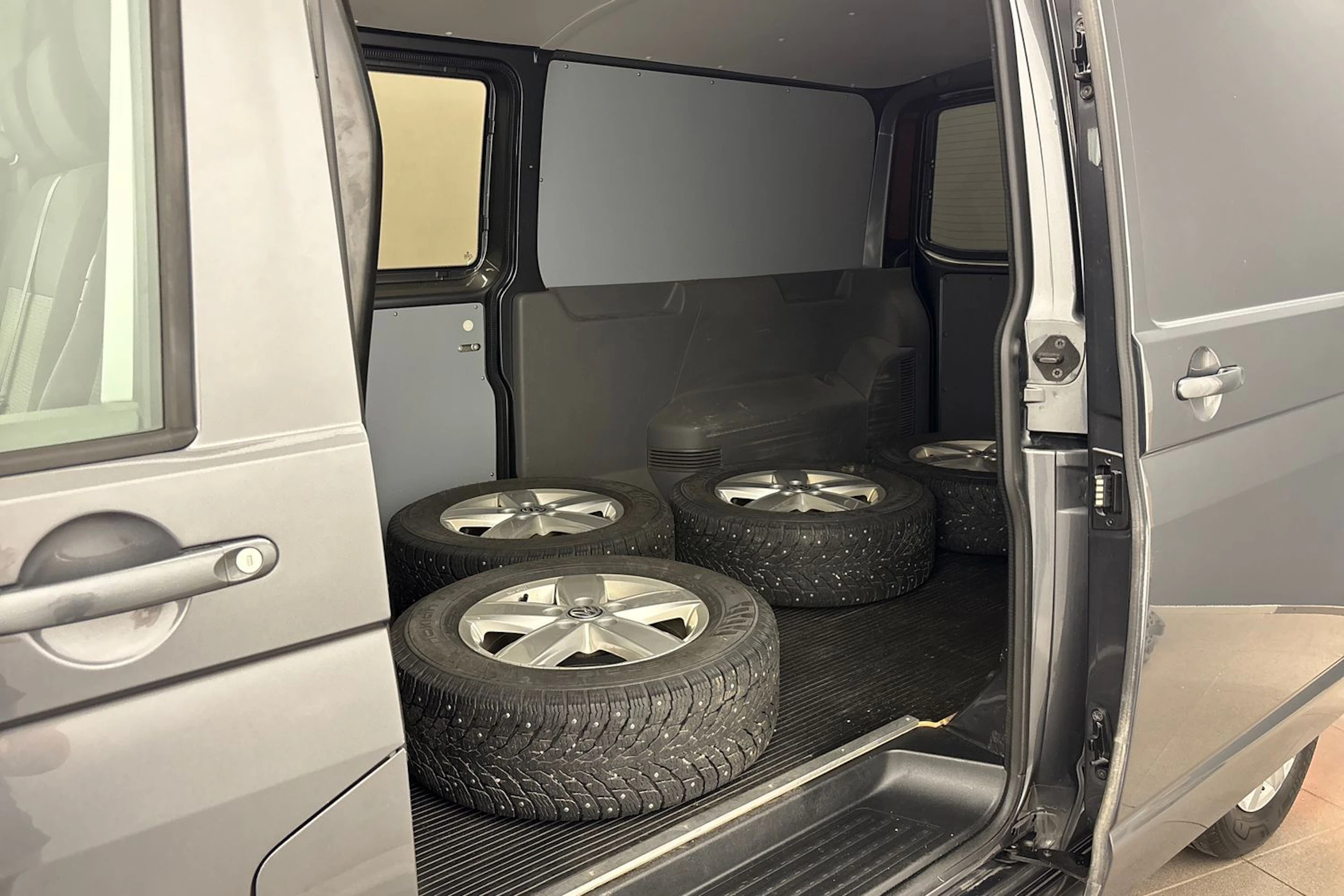 met. harmaa Volkswagen Transporter 2024 kuva 15.